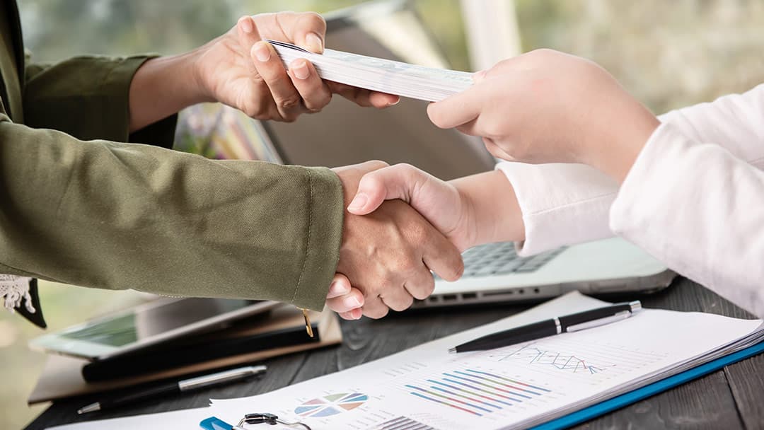 Tips to get the best quick loan without falling to scams