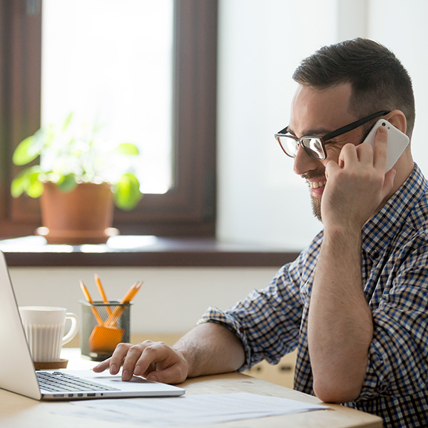 homme parlant au téléphone