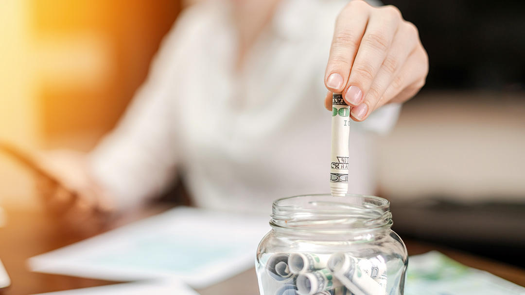 femme qui économise de l'argent