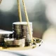 Une balance avec des pièces, symbolisant l'endettement et l'équilibre financier.